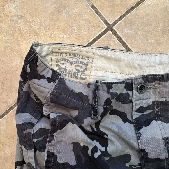 Men’s Levi’s camouflaged cargo pants - Picture 2 of 7